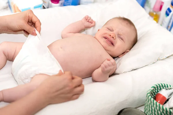 Baby Weint Auf Wickeltisch — Stockfoto