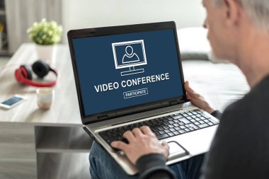 Bir video konferans konseptini gösteren dizüstü bilgisayar