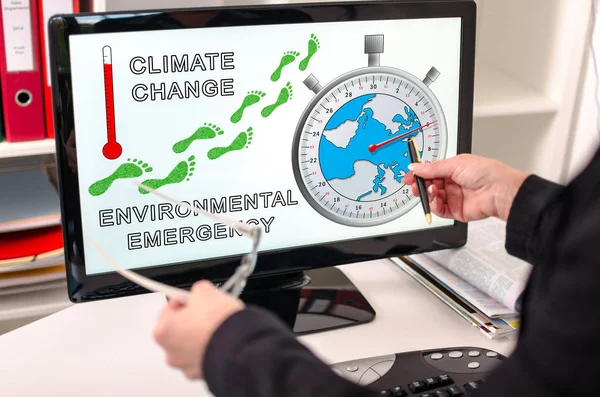 Empresaria Mostrando Concepto Calentamiento Global Una Pantalla Computadora — Foto de Stock