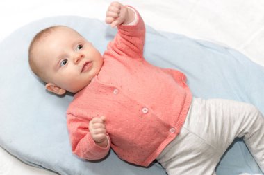 Arkasında yatan şirin bebek kız portresi