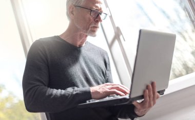 Ayakta ve diz üstü ofiste çalışan üst düzey iş adamı