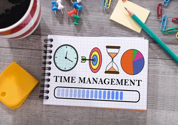 Bir masa üzerine yerleştirilen bir not defteri çizilmiş zaman yönetimi kavramı