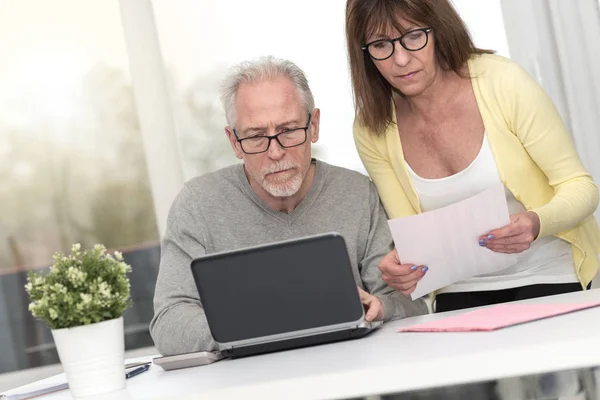 Couple Aîné Vérifiant Document Financier Maison — Photo