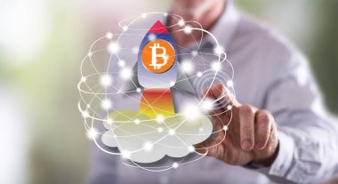 Adam bir bitcoin artış kavramı onun parmak dokunmatik ekranlı cep bilgisayarlarda dokunmadan