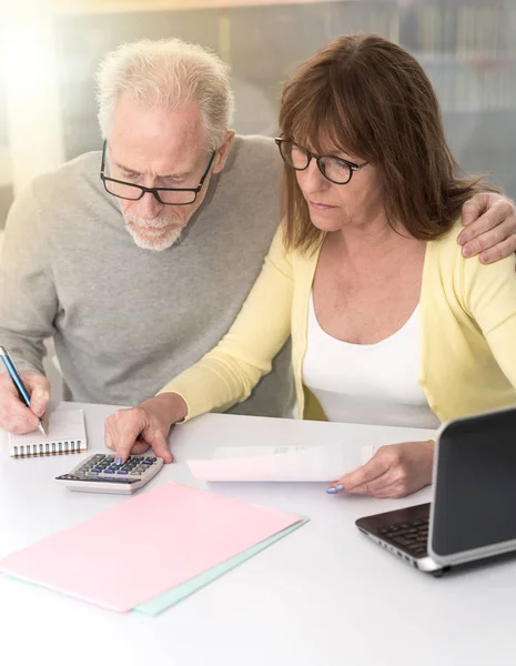 Äldre Par Kontrollera Finansiella Dokument Hemma Ljuseffekt — Stockfoto