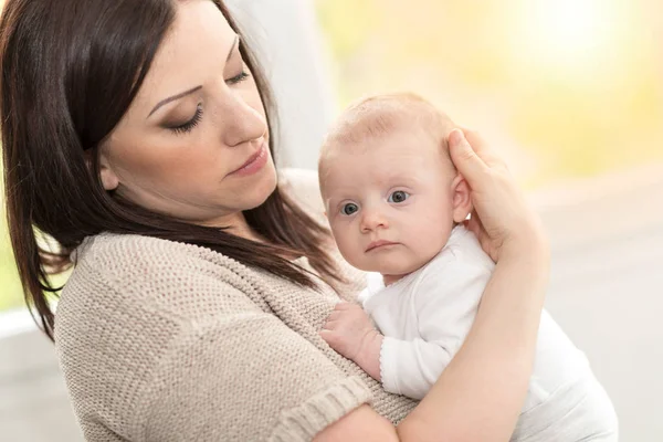 Retrato Mãe Feliz Com Seu Bebê Bonito Menina — Fotografia de Stock