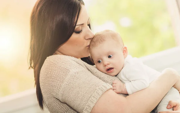 Şirin bebek kızı ile mutlu anne portresi