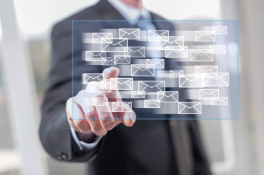 Bir e-posta kavramı onun parmak dokunmatik ekranlı cep bilgisayarlarda dokunmadan adam