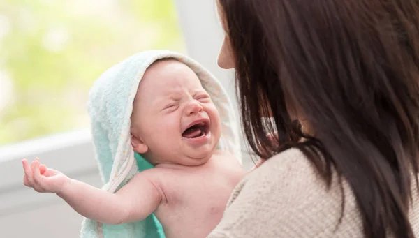 Mãe Acalmante Seu Bebê Chorando — Fotografia de Stock
