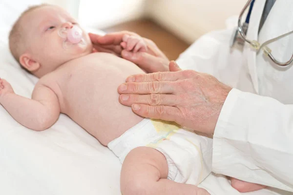 Dokter Kinderarts Onderzoek Van Buik Van Baby Kliniek — Stockfoto