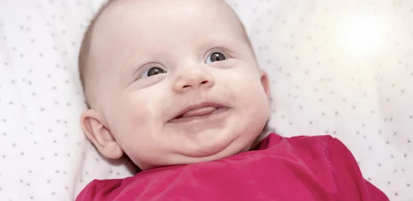Porträt Eines Lächelnden Babys Auf Dem Rücken Liegend — Stockfoto
