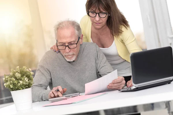 Couple Aîné Vérifiant Document Financier Maison Effet Lumière — Photo