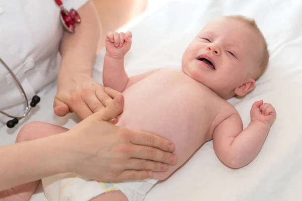 Dokter Kinderarts Onderzoek Van Buik Van Baby Kliniek — Stockfoto