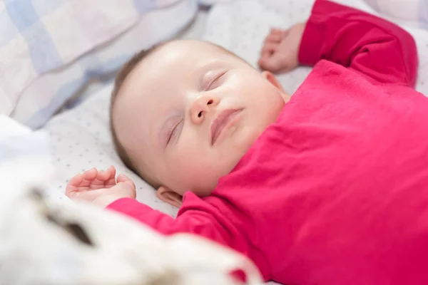 可爱的小女孩的肖像睡在她的婴儿床 — 图库照片
