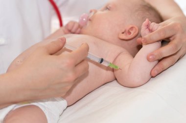 Küçük bebek kolundan vurdu bir aşı alma