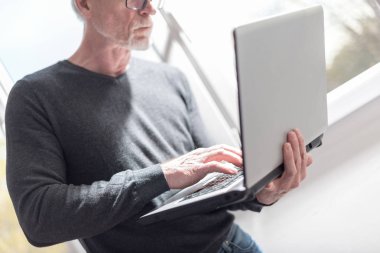 Ayakta ve diz üstü ofiste çalışan üst düzey iş adamı