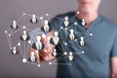 Adam dokunmatik ekranda işbirliği konseptine parmağıyla dokunuyor.