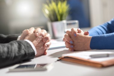 İş kadını ve işadamı, ışık efekti arasında iş müzakere durumun