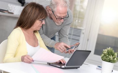 Üst düzey çift mali belge evde kontrol