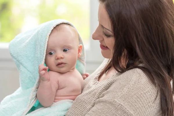 Porträt Einer Glücklichen Mutter Mit Ihrem Süßen Kleinen Mädchen — Stockfoto