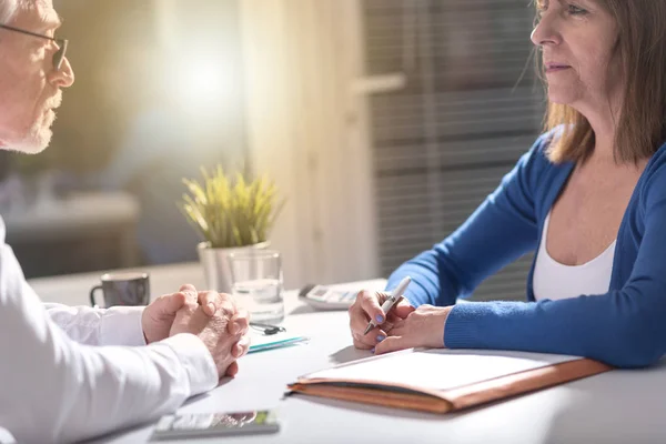 Situationen För Företag Förhandling Mellan Affärskvinna Och Affärsman Ljuseffekt — Stockfoto