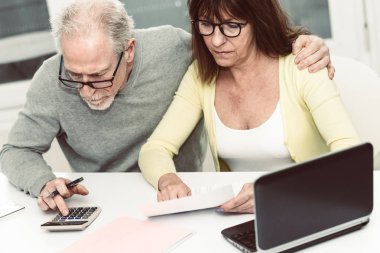 Üst düzey çift mali belge evde kontrol