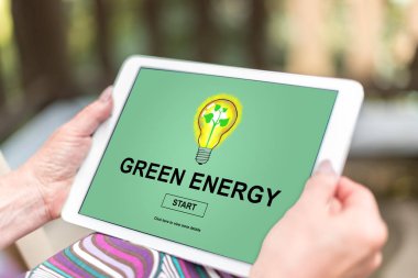 Bir tablet yeşil enerji kavramı ile tutan eller