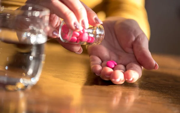 Primer Plano Las Manos Femeninas Que Toman Medicamentos Luz Dura —  Fotos de Stock