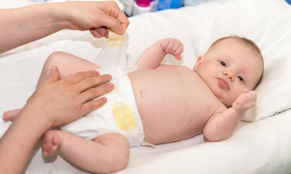 Madre Manos Cambiando Pañales Bebé — Foto de Stock