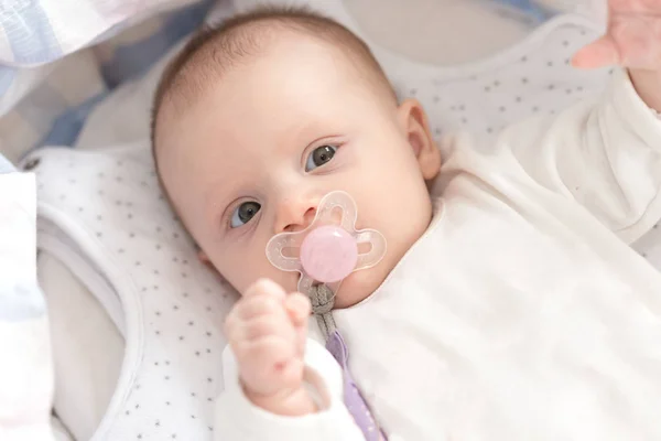 Retrato Bebê Bonito Menina Com Chupeta Deitada Seu Berço — Fotografia de Stock
