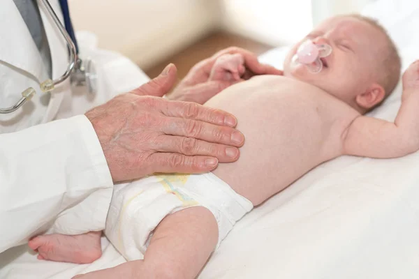 Médico Pediatra Examinando Barriga Bebê Clínica — Fotografia de Stock