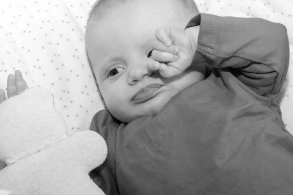 Ritratto Bambina Stanca Sdraiata Nella Culla Bianco Nero — Foto Stock