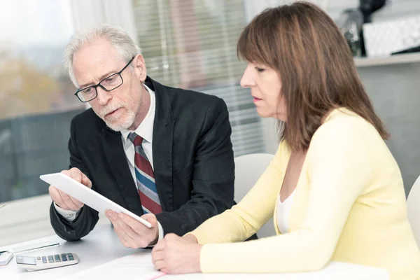 Financial Consultant Giving Advices Female Client — Stock Photo, Image