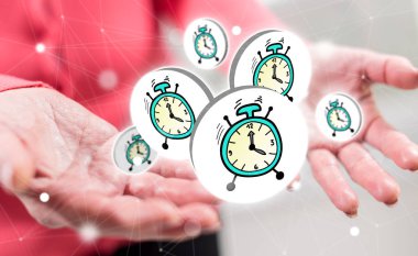 Arka planda bir kadının elleri yukarıda zaman kavramı