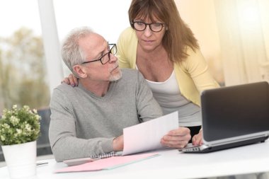 Üst düzey çift ışık efekti mali belge evde, kontrol