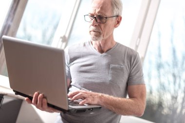 Ayakta ve diz üstü ofiste çalışan üst düzey iş adamı