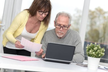 Üst düzey çift mali belge evde kontrol