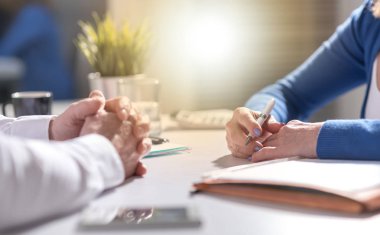 İş kadını ve işadamı, ışık efekti arasında iş müzakere durumun