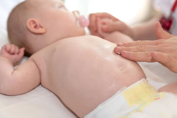 Hand Des Kinderarztes Cremt Babykörper Ein — Stockfoto