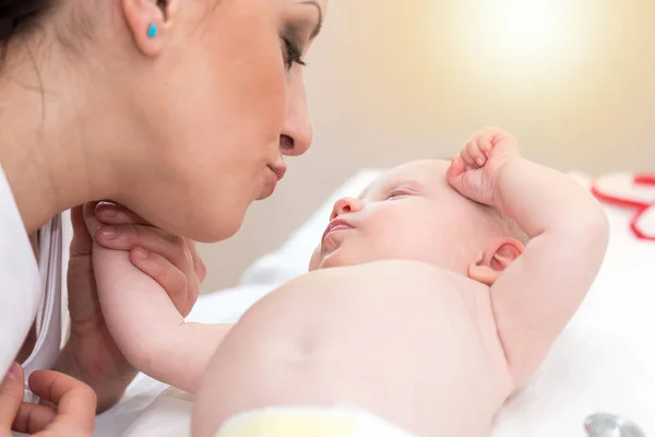 Bonito Bebê Menina Olhando Para Sua Mãe Feliz — Fotografia de Stock
