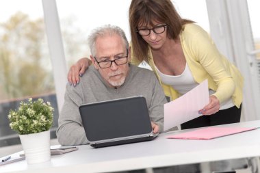 Üst düzey çift mali belge evde kontrol