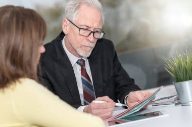 Finansal danışman önerileri kadın istemciye ışık efekti vermek
