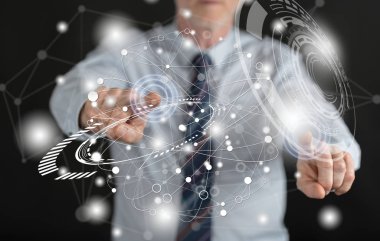 Dokunmatik ekranda parmaklarıyla sanal teknoloji kavramına dokunan bir adam.