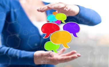 Arka planda bir kadının elleri arasındaki iletişim konsepti