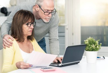 Üst düzey çift mali belge evde kontrol