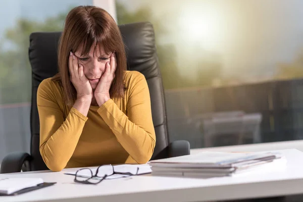 Wanhopige Zakenvrouw Met Hoofd Handen Zit Aan Bureau Lichteffect — Stockfoto