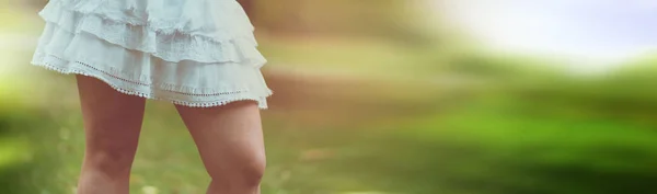 Benen Van Jonge Vrouw Witte Rok Licht Buiten Effect — Stockfoto