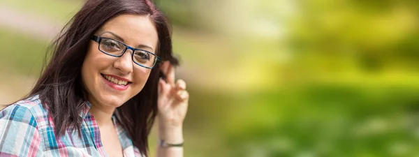 Retrato Una Hermosa Joven Parque Verano —  Fotos de Stock