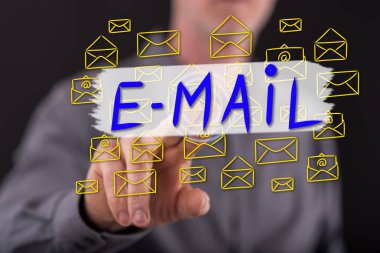 Bir adam dokunmatik ekranda e-posta konseptine parmağıyla dokunuyor.