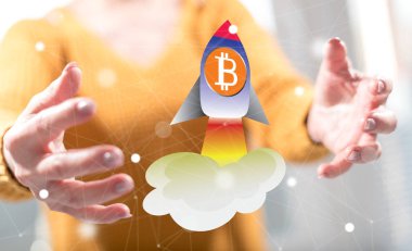 Bitcoin yükselişi kavramı el arka plan içinde bir kadın arasında
